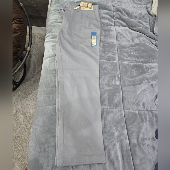 HAGGAR cotton slacks - 40W - 32L - Picture 2 of 5